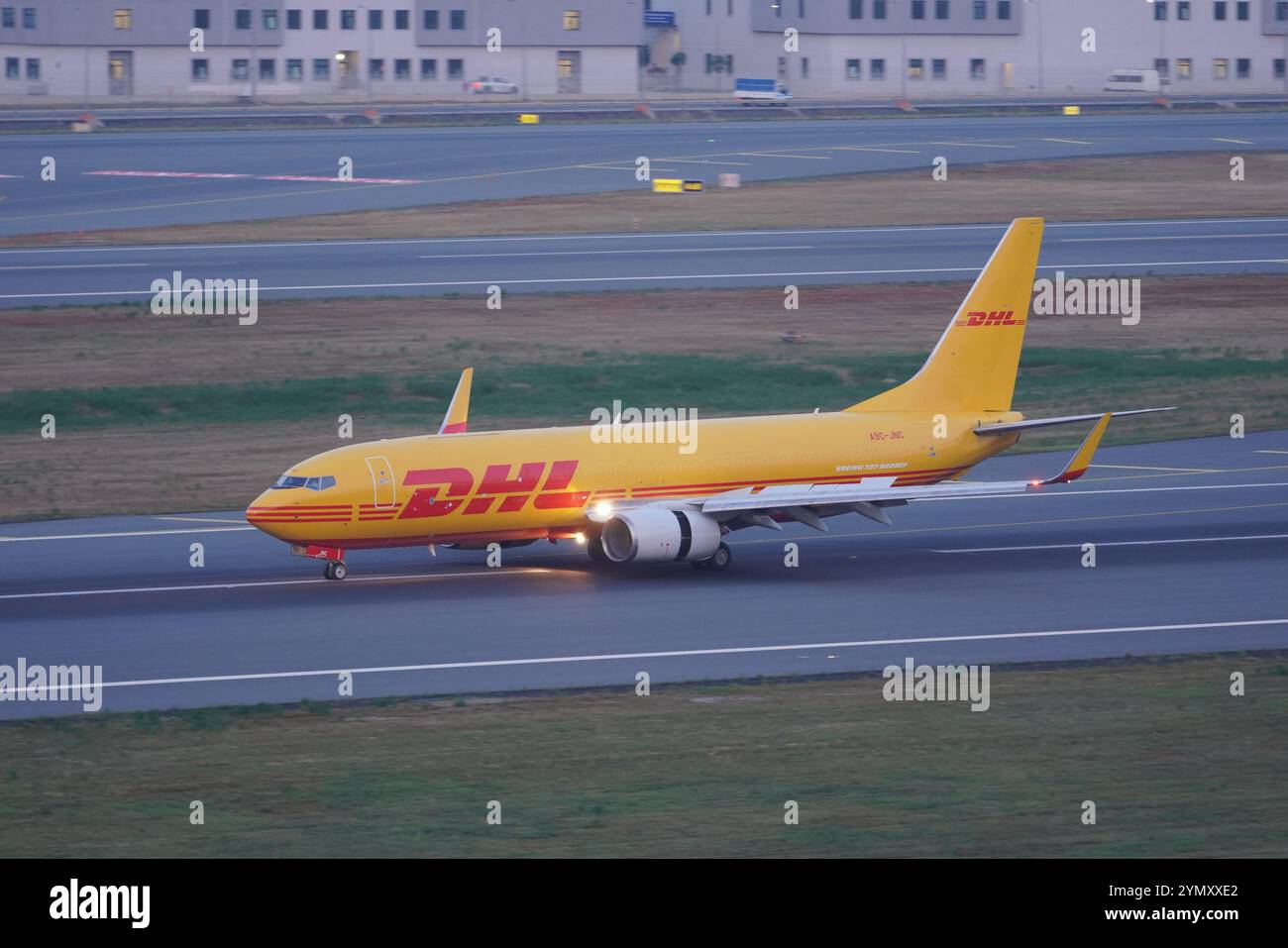 ISTANBUL, TURKIYE - 21 JUIN 2023 : DHL Aviation Boeing 737-8Q8 (30672) atterrissant à l'aéroport international d'Istanbul Banque D'Images