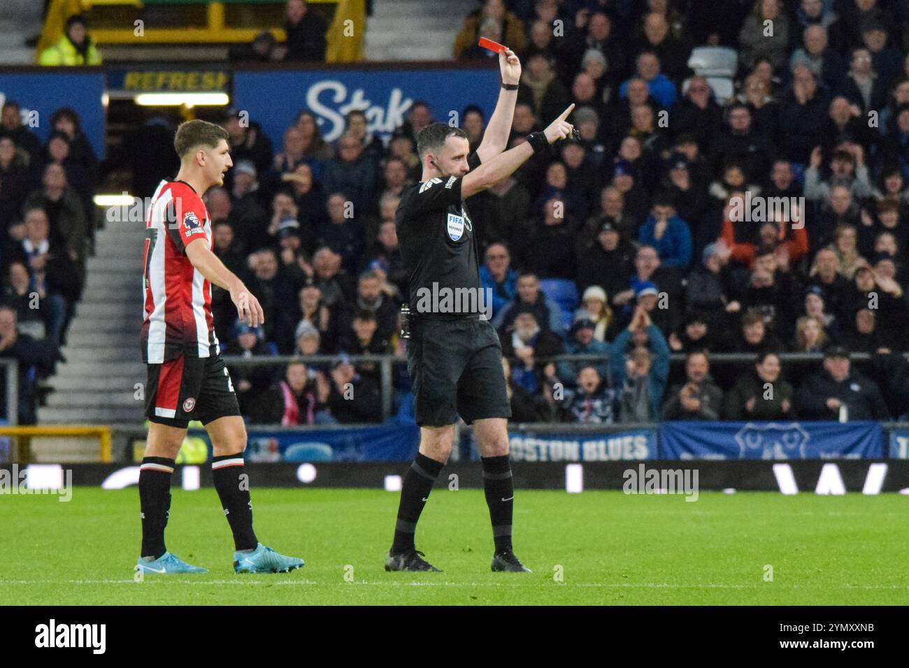 L'arbitre Chris Kavanagh montre un carton rouge au milieu de terrain de Brentford Christian Norgaard (8 ans) lors du match Everton FC contre Brentford FC English premier League à Goodison Park, Liverpool, Angleterre, Royaume-Uni le 23 novembre 2024 Credit : Every second Media/Alamy Live News Banque D'Images