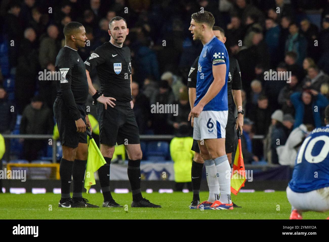 Liverpool, Royaume-Uni. 23 novembre 2024. Le défenseur d'Everton James Tarkowski (6 ans) affronte l'arbitre Chris Kavanagh à plein temps lors du match Everton FC contre Brentford FC English premier League à Goodison Park, Liverpool, Angleterre, Royaume-Uni le 23 novembre 2024 Credit : Every second Media/Alamy Live News Banque D'Images