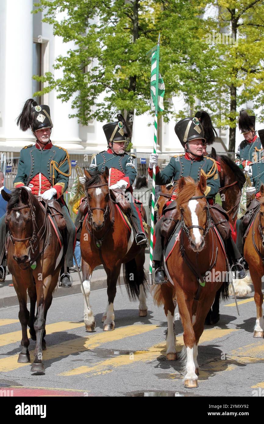 GENÈVE ; SUISSE-04 mai 2024 : escouade de cavalerie avec Standard Bearer - participants au défilé de rue en uniforme de milice du canton de Vaud. Vieux Grenadiers M Banque D'Images