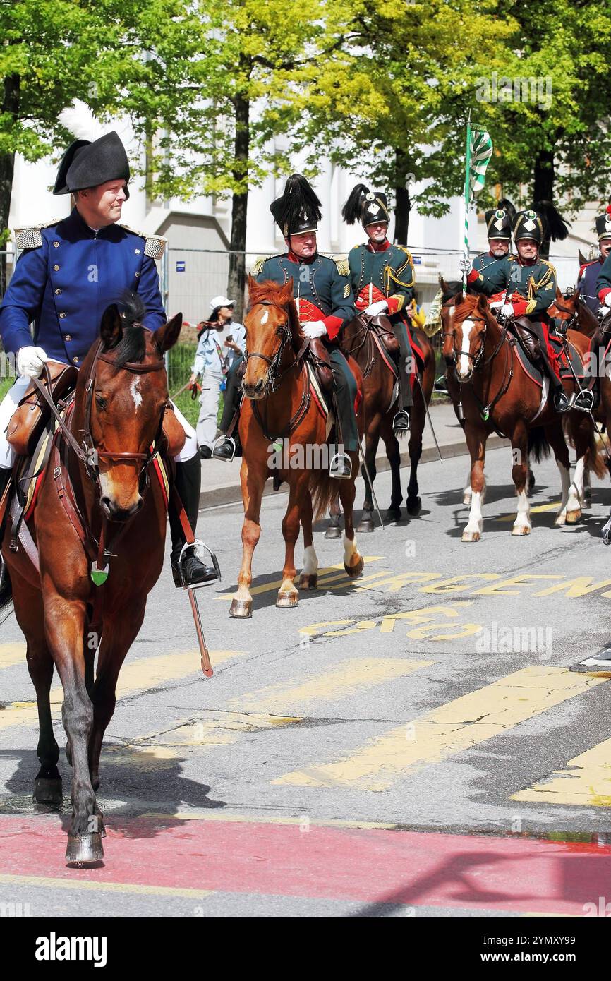 GENÈVE ; SUISSE-04 mai 2024 : officier de cavalerie à la tête d'une escouade de cavalerie - participants au défilé de rue en uniforme de milice du canton de Vaud. Vieux Grenadier Banque D'Images