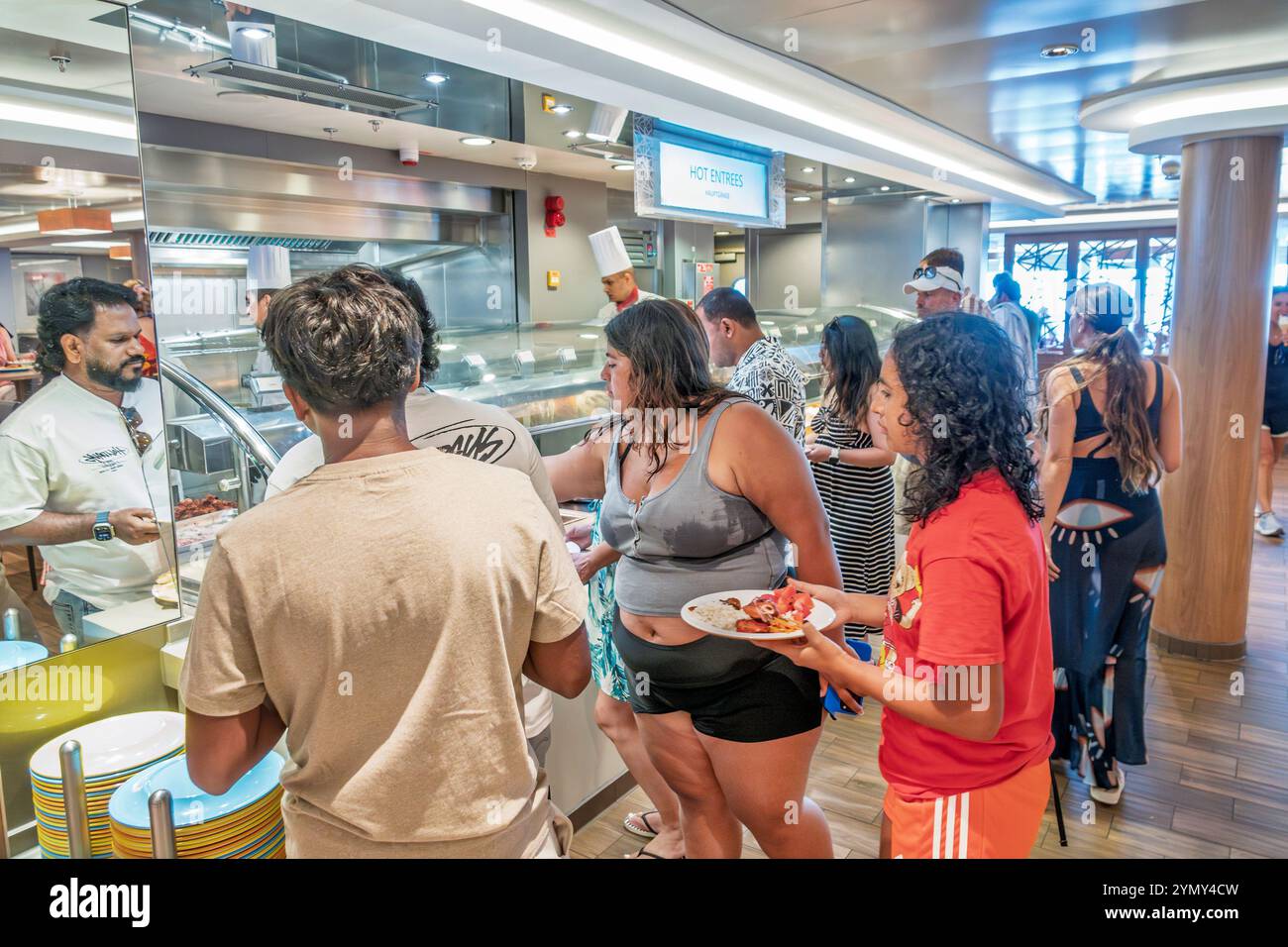 Corfou Grèce, Norwegian Cruise Line NCL Escape ship, itinéraire de 10 jours de la mer Méditerranée, à bord de l'intérieur, femmes femmes femmes, le Garden Cafe, buffe Banque D'Images