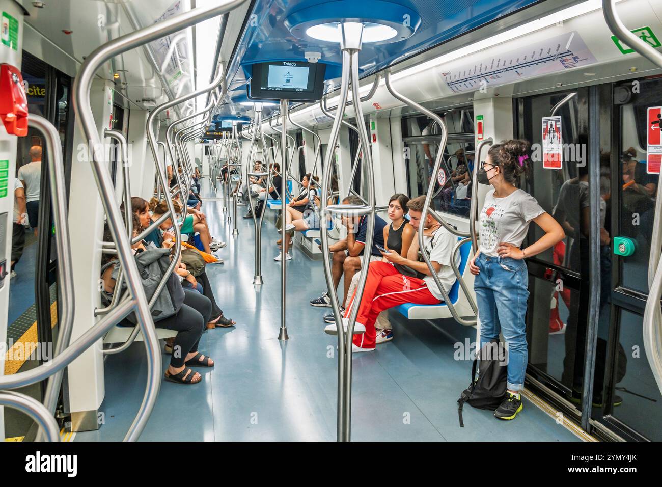 Naples Naples Italie, métro Naples, Metropolitana di Napoli, intérieur train cabine, passagers résidents locaux à cheval, conception moderne du métro, urb Banque D'Images