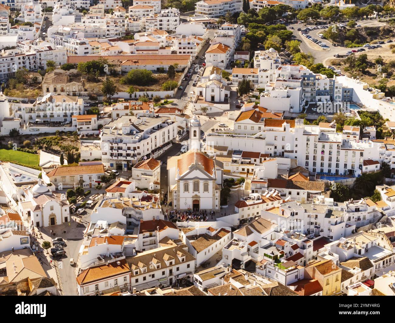 Vue aérienne des maisons résidentielles et de l'église mère à Albufeira, Algarve, Portugal, Europe Banque D'Images