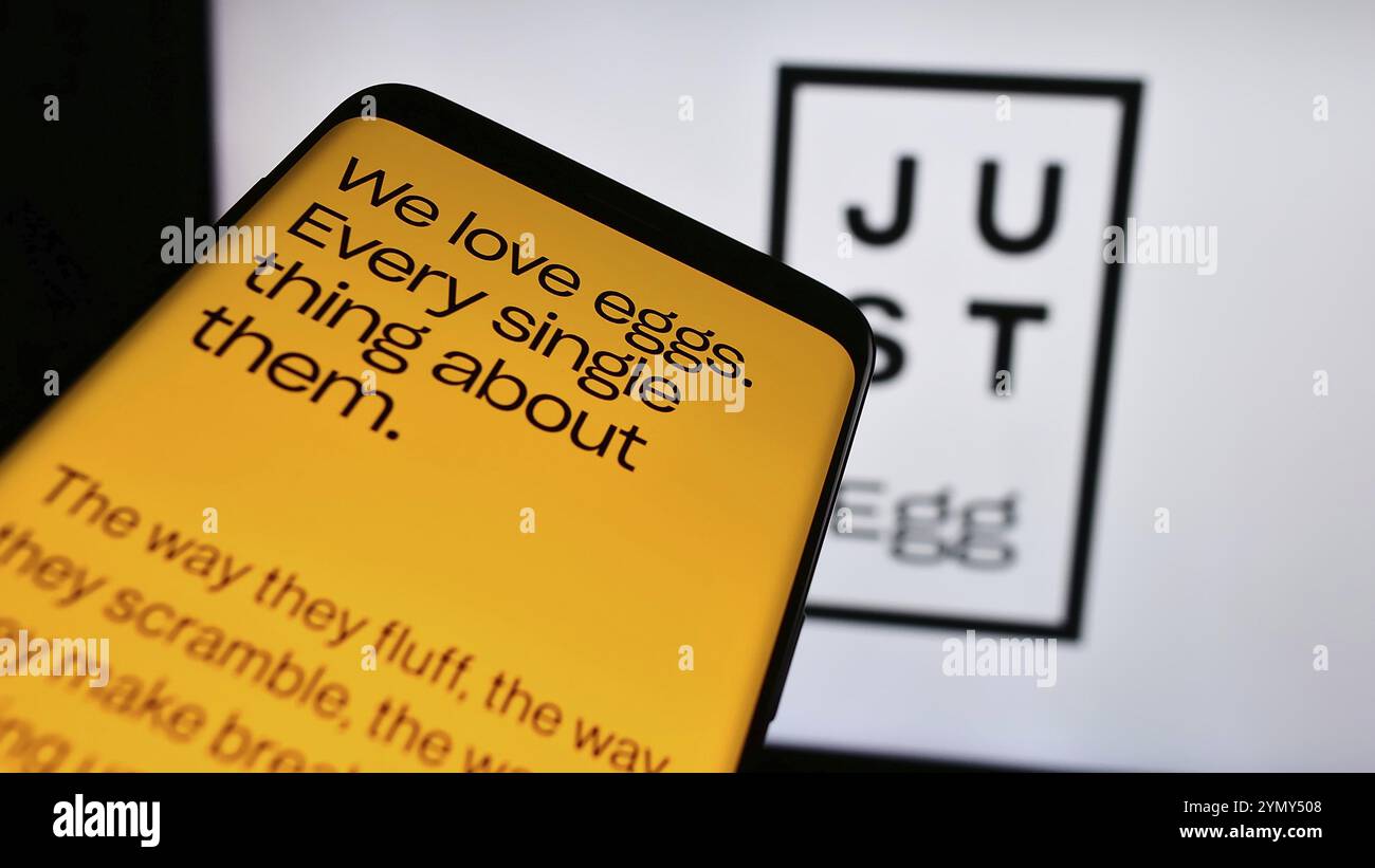 Stuttgart, Allemagne, 07-11-2024 : smartphone avec le site Web de la société américaine de technologie alimentaire Eat Just Inc (Just Egg) devant le logo de l'entreprise. Concentrez-vous sur le dessus Banque D'Images
