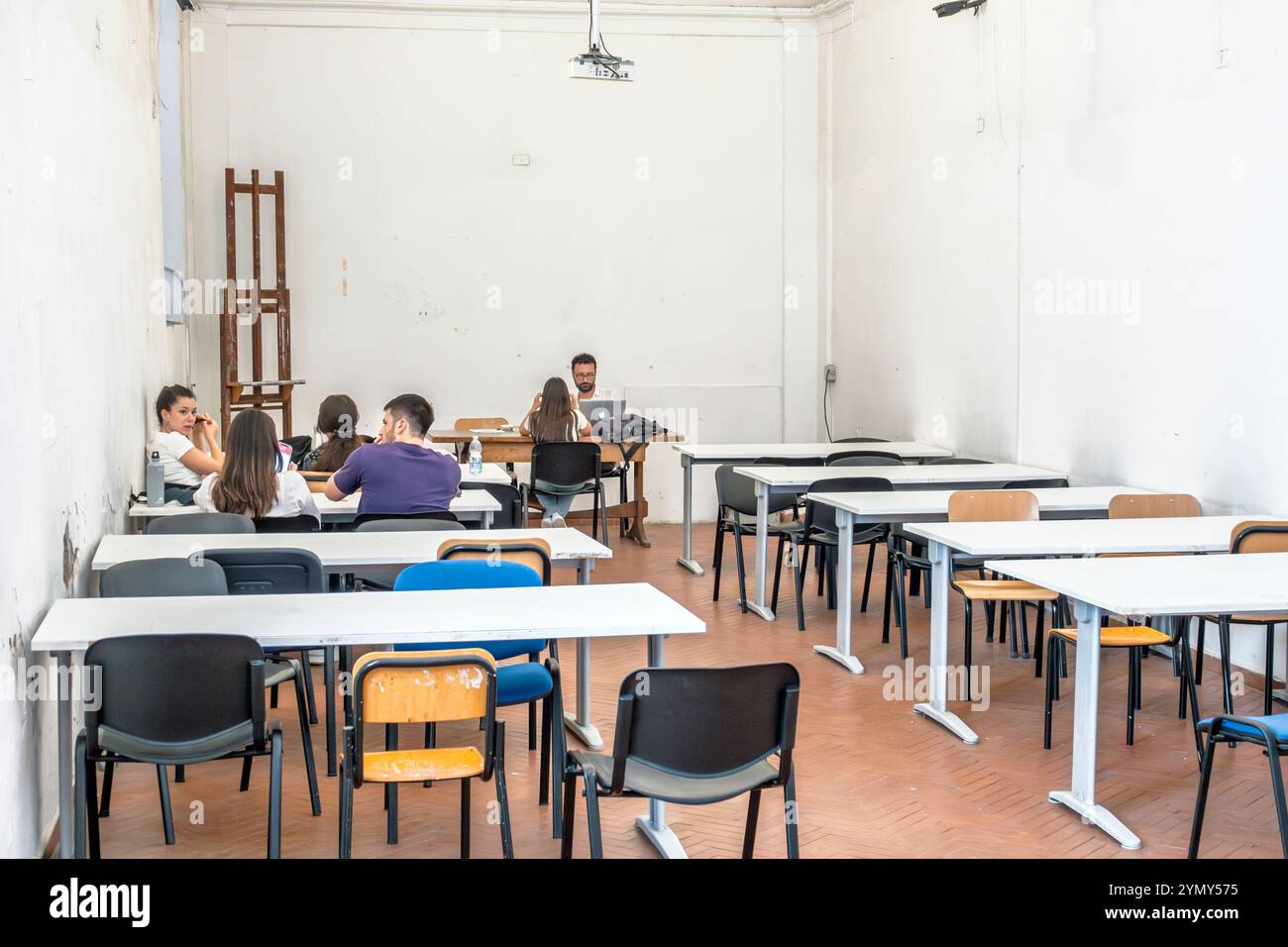Naples Napoli Italie, Centro Storico centre historique, via Santa Maria di Costantinopoli rue, Accademia di belle Arti, académie d'art, étudiants en classe thé Banque D'Images