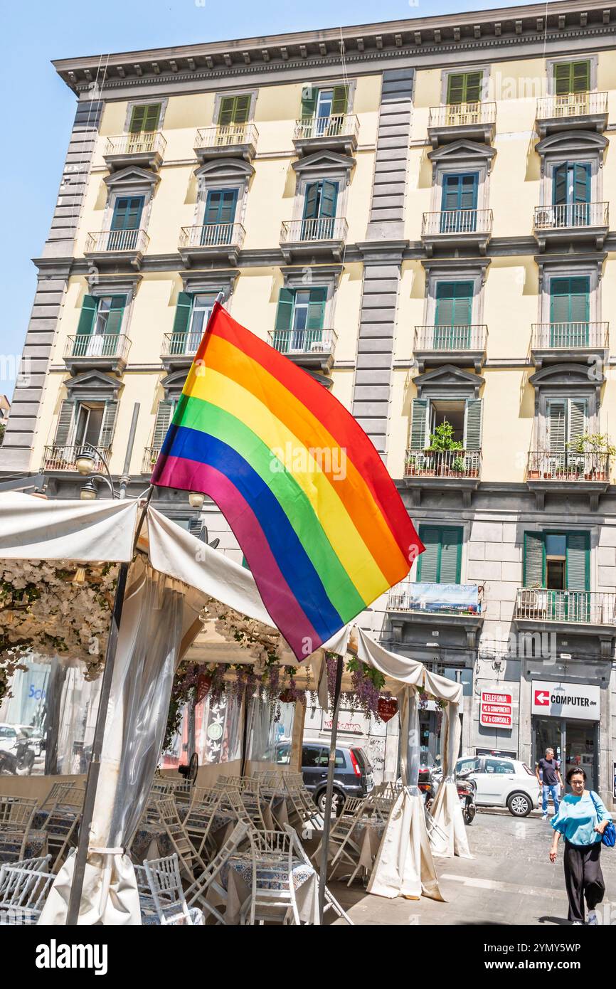 Naples Napoli Italie, centre historique Centro Storico, via Toledo, drapeau de fierté, drapeau arc-en-ciel LGBTQ +, restaurant montrant le soutien, Europe italienne européenne Banque D'Images