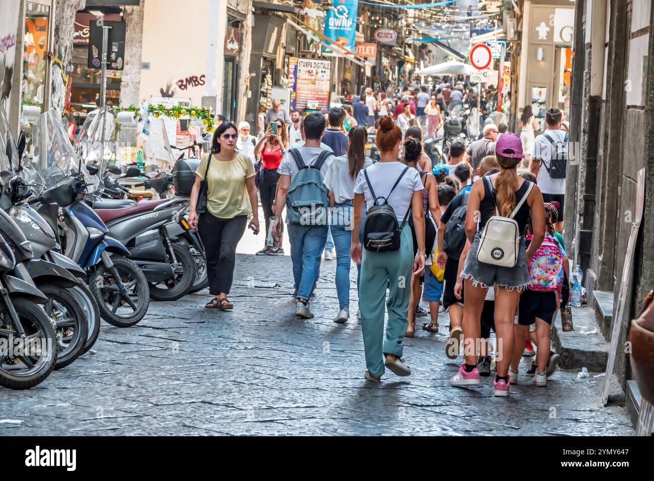 Naples Napoli Italie, centre historique Centro Storico, via San Biagio dei Librai, rue Spaccanapoli, passerelle piétonne, scooters garés, atmos urbain Banque D'Images