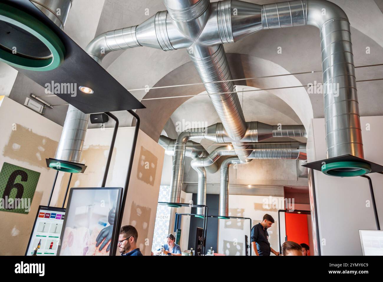 Naples Napoli Italie, Centro Storico centre historique, quartier Porto, café bar intérieur, design intérieur industriel, conduits de ventilation exposés, archi Banque D'Images