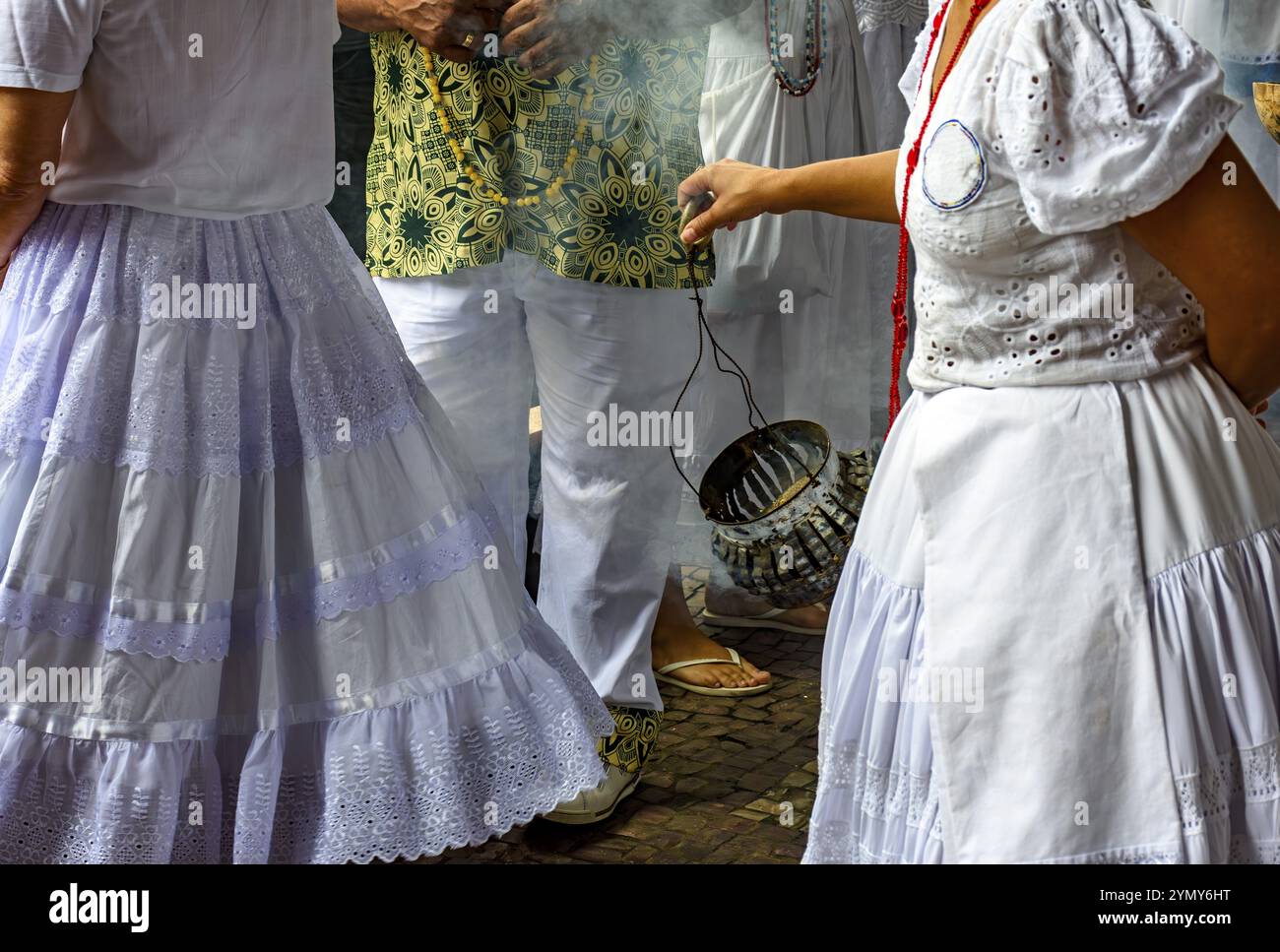 Fumer avec des herbes brûlantes pour le nettoyage spirituel des gens et le lieu commun dans les cérémonies Umbanda et Candomble au Brésil Belo Horizonte, Minas Banque D'Images Fumer avec des herbes brûlantes pour le nettoyage spirituel des gens et le lieu commun dans les cérémonies Umbanda et Candomble au Brésil Belo Horizonte, Minas Banque D'Images