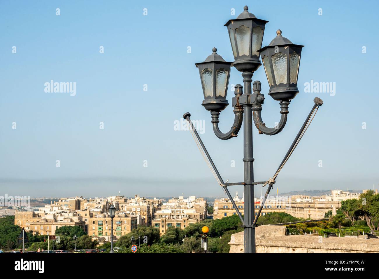 Valletta Malte, Triq Girolamo Cassar rue, lampadaire de style traditionnel, Maltese Europe européenne, voyage de visiteurs voyage touristique Landma Banque D'Images