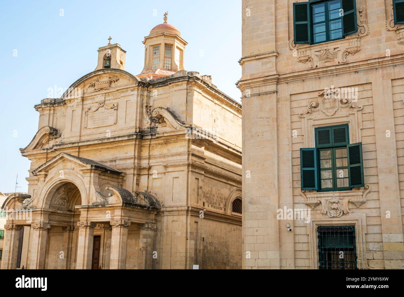 Valletta Malta,Castille Square place,Pjazza Kastilja view,composé Catherine d'Italie Eglise Knisja Santa Katerina tal-Italja dôme, style baroque, extérieur ex Banque D'Images
