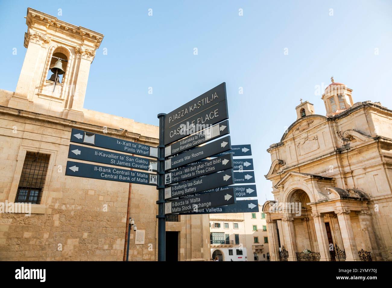 Valletta Malta,Castille Square place,Pjazza Kastilja view,Church of Our Lady of Victory,construit par les chevaliers de tous John,bien Catherine d'Italie Église Kni Banque D'Images
