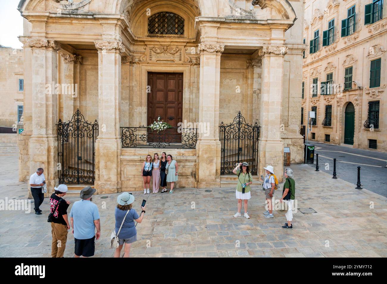 Valletta Malta,Castille Square place,Pjazza Kastilja view,composé Catherine d'Italie Église Knisja Santa Katerina tal-Italja, style baroque, extérieur exterio Banque D'Images