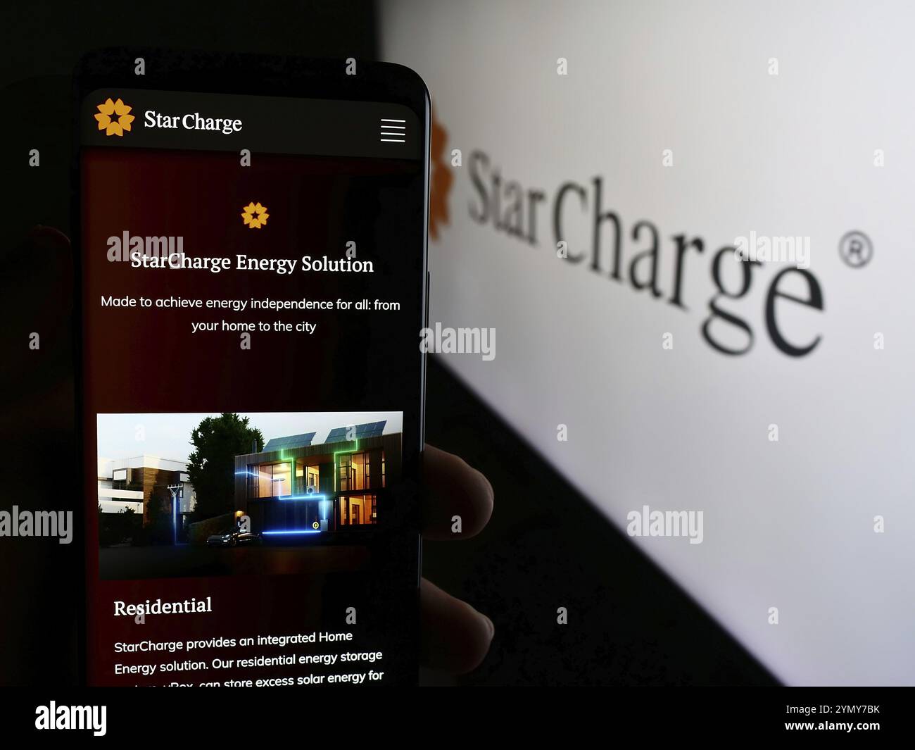 Stuttgart, Allemagne, 07-14-2024 : personne tenant un téléphone portable avec la page web de la compagnie singapourienne de recharge de véhicule électrique Star charge avec le logo. Focus o o Banque D'Images