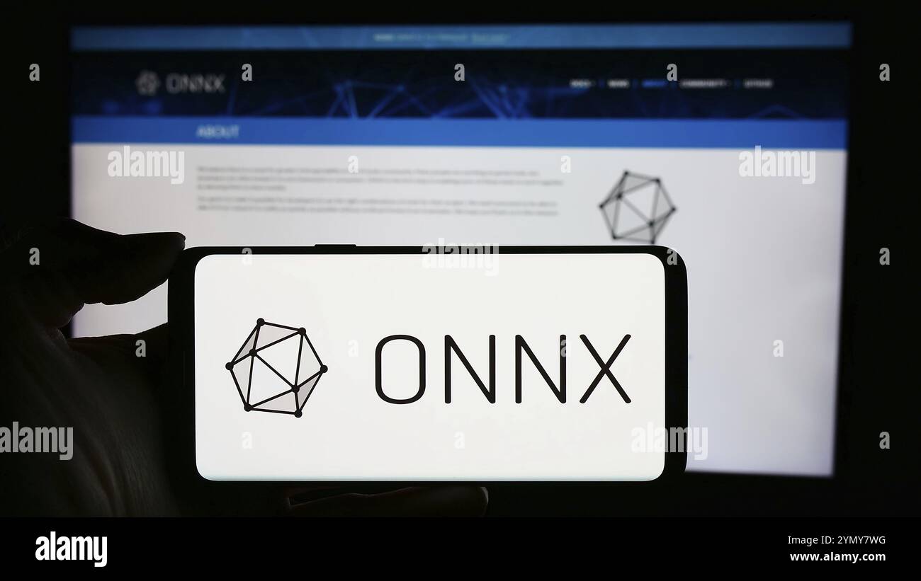 Stuttgart, Allemagne, 03-13-03 2024 : personne tenant un téléphone portable avec le logo de l'échange de réseau neuronal ouvert de l'écosystème ai (ONNX) en face de la page Web. Concentrez-vous sur p. Banque D'Images