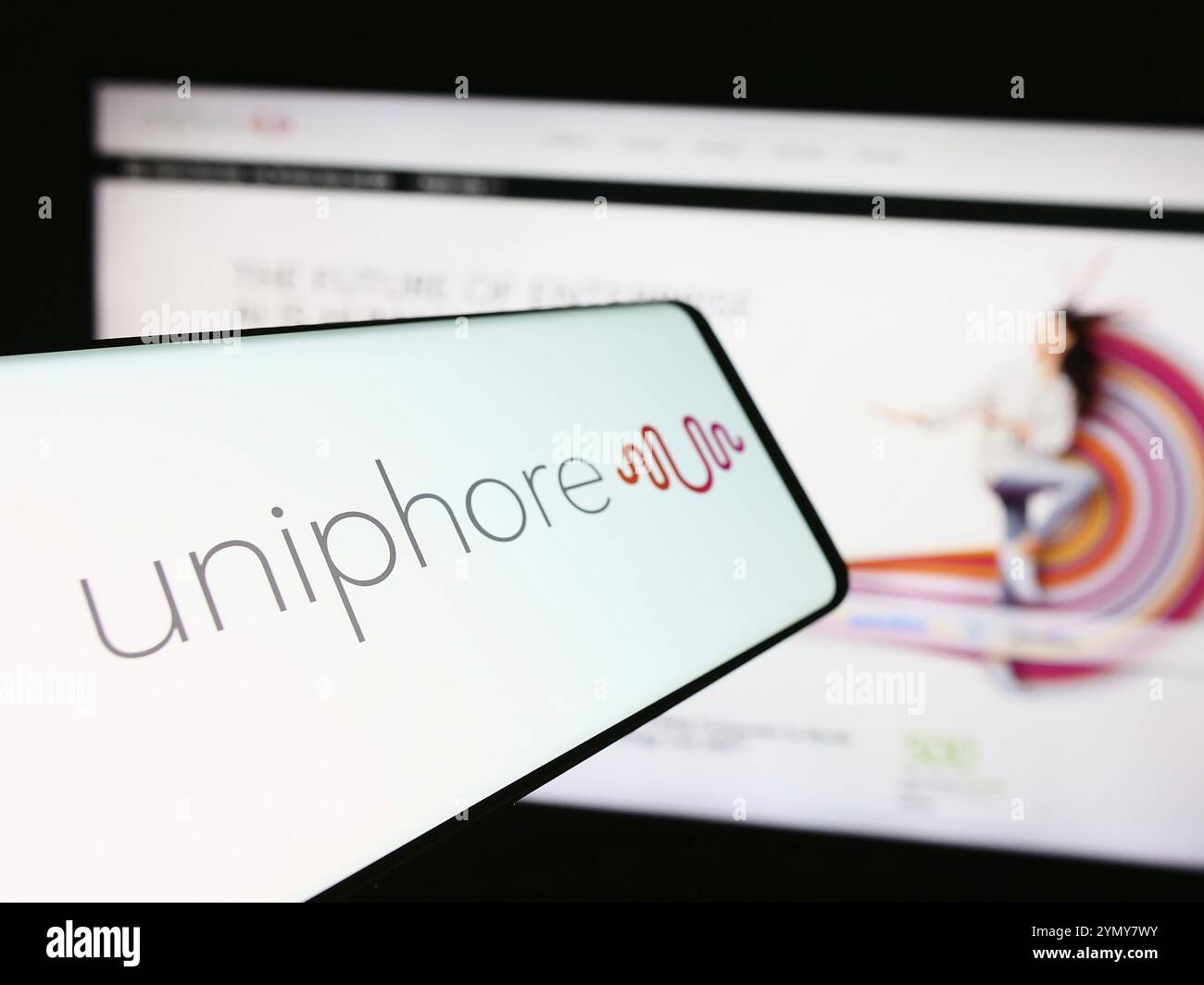 Stuttgart, Allemagne, 07-12-2013 2024 : smartphone avec le logo de la société américaine de logiciels d'IA Uniphore technologies Inc en face du site Web. Concentrez-vous sur Center-L. Banque D'Images