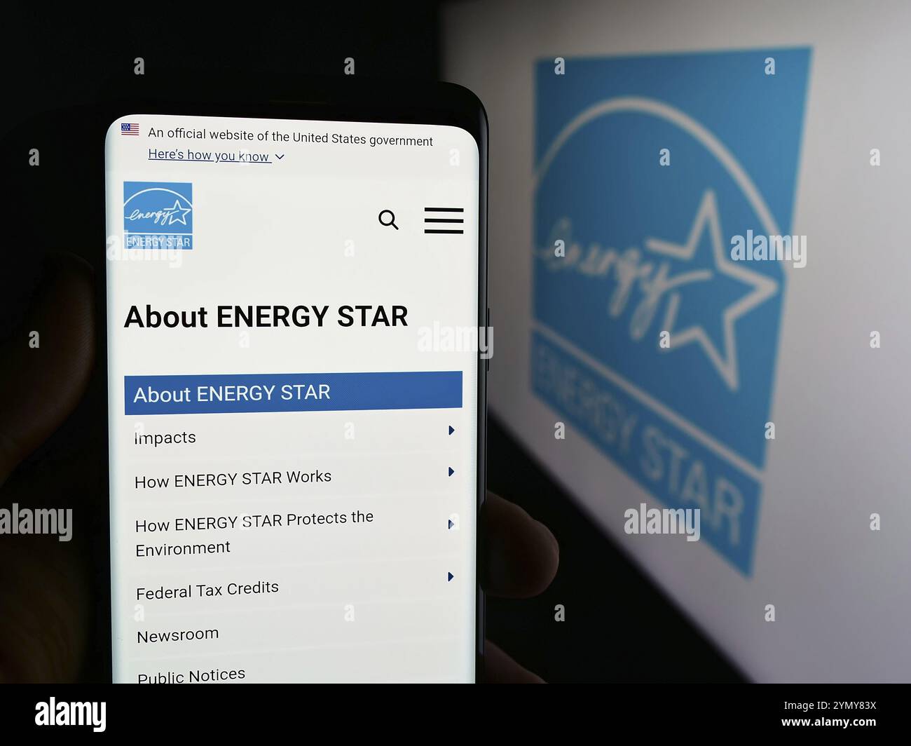 Stuttgart, Allemagne, 07-01-2024 : personne tenant un téléphone portable avec la page Web du programme américain d'efficacité énergétique Energy Star devant le logo. Concentrez-vous sur le centre O. Banque D'Images