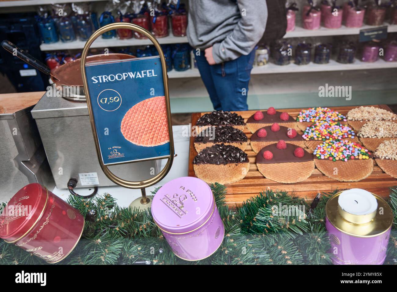 La boulangerie Firma Stroop dans le centre-ville d'Amsterdam a été créée en 1921. Il est très populaire pour les produits fraîchement cuits, tels que les gaufres au sirop Banque D'Images