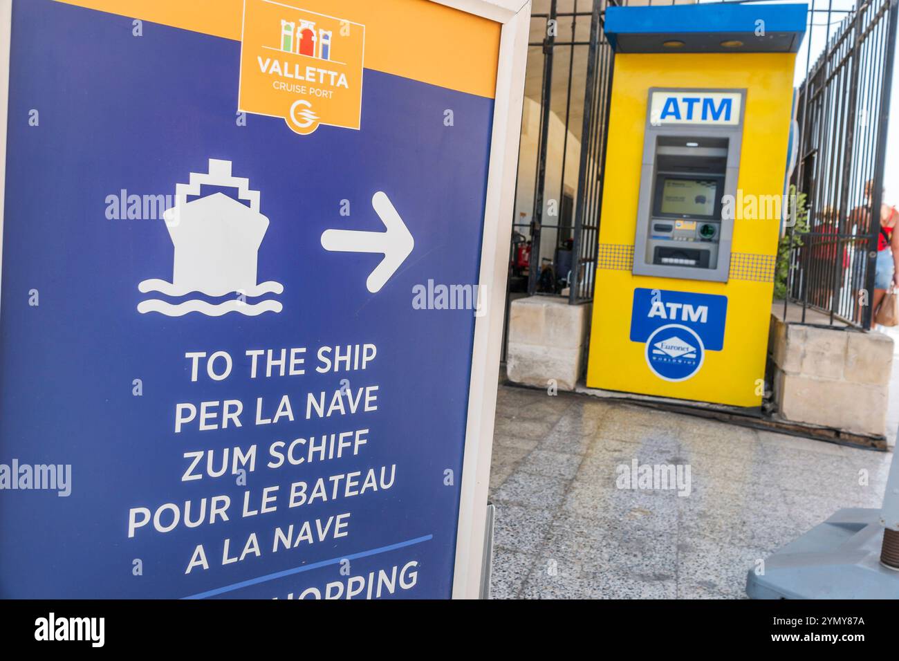 Valletta Malta, Norwegian Cruise Line NCL navire, évasion de 10 jours itinéraire de la mer Ionienne méditerranéenne, Grand Harbour port, Waterfront port de croisière, Euronet sel Banque D'Images