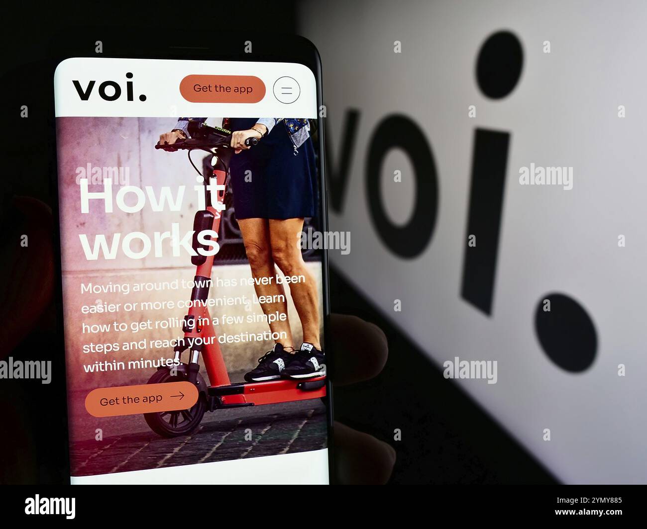 Stuttgart, Allemagne, 05-14-2024 : personne tenant un smartphone avec la page web de la société suédoise de scooters électriques VOI Technology AB devant le logo. Focus o o Banque D'Images