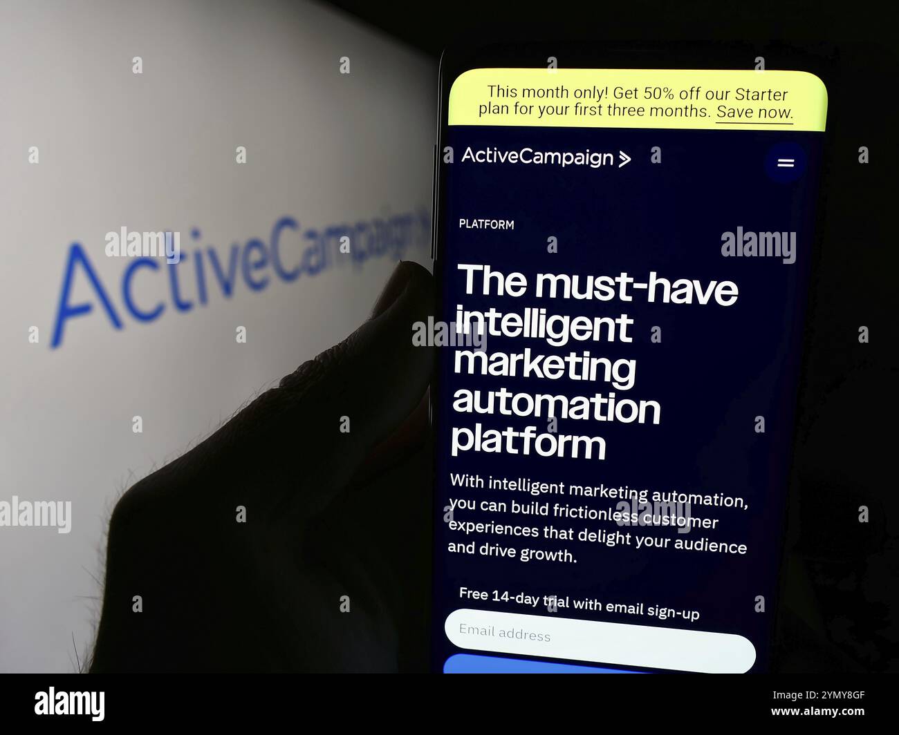 Stuttgart, Allemagne, 06-11-2024 : personne tenant un smartphone avec la page Web de la société américaine de logiciels de marketing ActiveCampaign LLC devant le logo. Concentrez-vous sur Banque D'Images