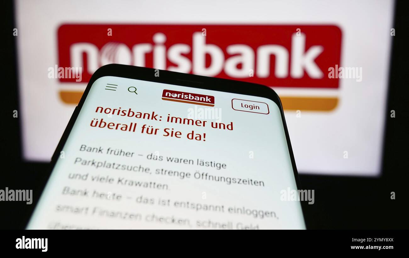 Stuttgart, Allemagne, 07-15-07 2024 : smartphone avec la page web de la société allemande de services financiers Norisbank GmbH devant le logo de l'entreprise. Concentrez-vous sur top-le Banque D'Images