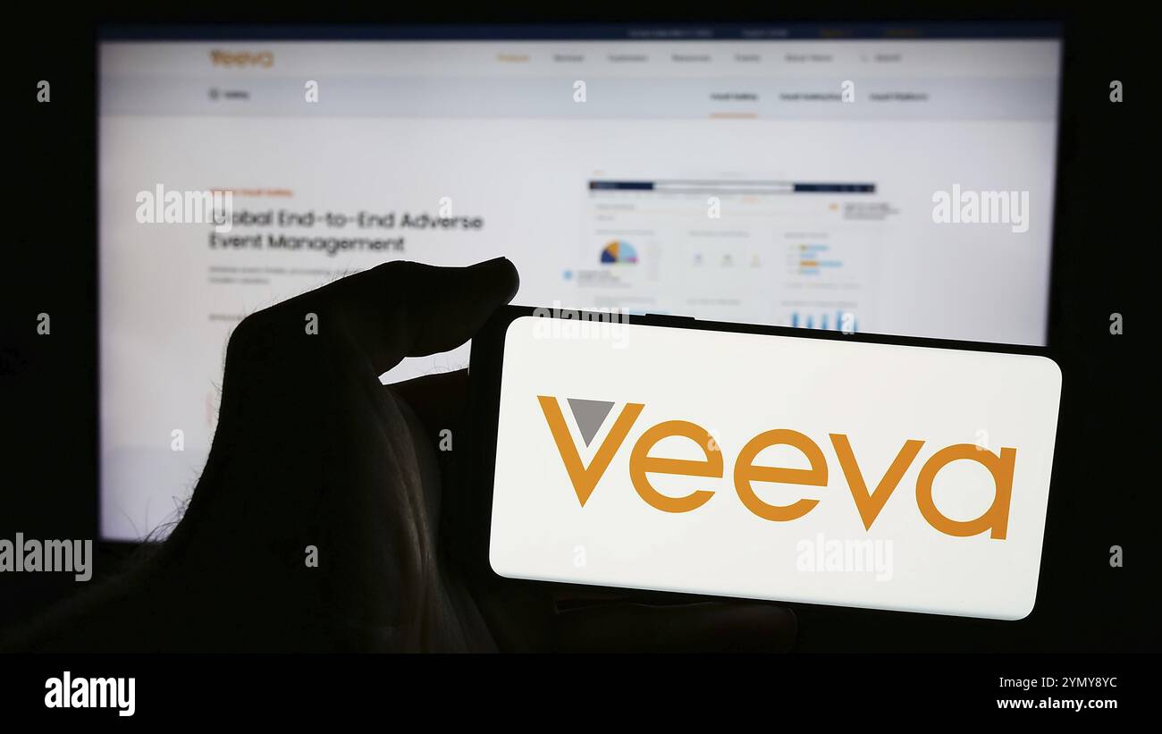 Stuttgart, Allemagne, 07-19-2024 : personne tenant un smartphone avec le logo de la société américaine de logiciels Veeva Systems Inc en face du site Web. Concentrez-vous sur la présentation du téléphone Banque D'Images