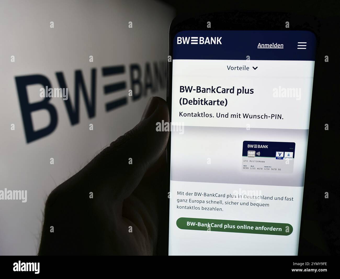 Stuttgart, Allemagne, 07-15-07 2024 : personne tenant un smartphone avec la page web de la société allemande Baden-Wurttembergische Bank (BW-Bank) devant le logo. Mise au point Banque D'Images