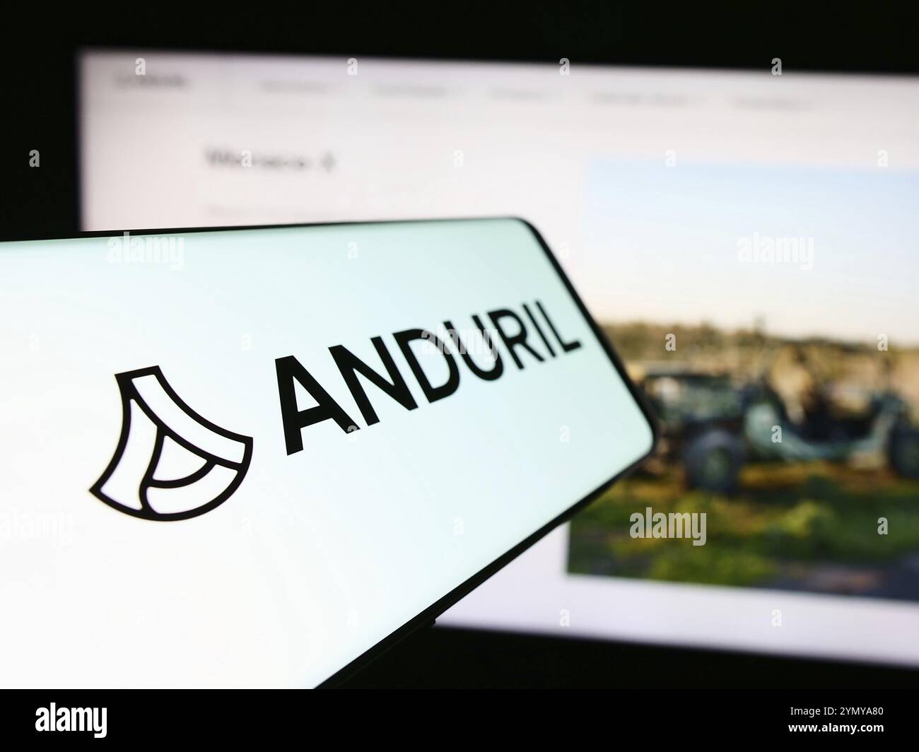 Stuttgart, Allemagne, 05-21-05 2024 : smartphone avec le logo de la société américaine de technologie de défense Anduril Industries Inc en face du site Web. Concentrez-vous sur cent Banque D'Images