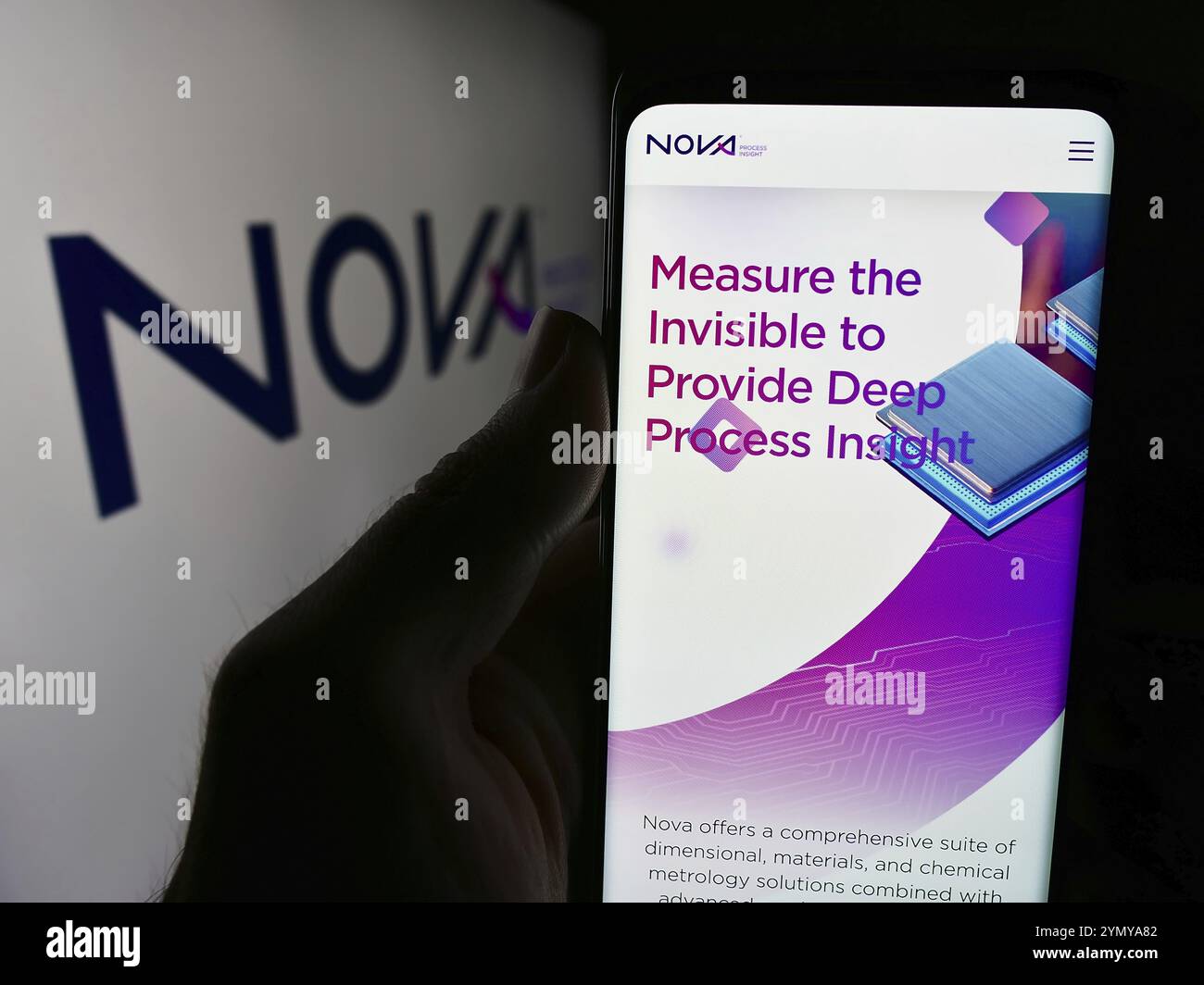 Stuttgart, Allemagne, 07-08-2024 : personne tenant un smartphone avec la page Web de la société israélienne de métrologie Nova Ltd devant le logo de l'entreprise. Concentrez-vous sur cent Banque D'Images
