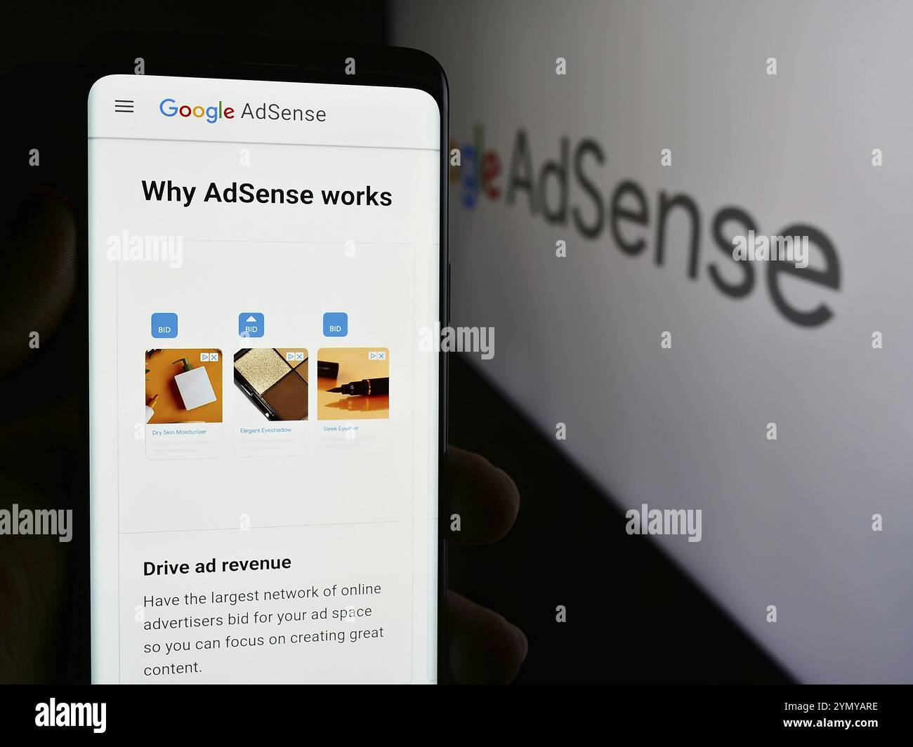 Stuttgart, Allemagne, 07-17-2024 : personne tenant le téléphone portable avec la page web du programme de publicité en ligne Google AdSense devant le logo. Concentrez-vous sur cent Banque D'Images
