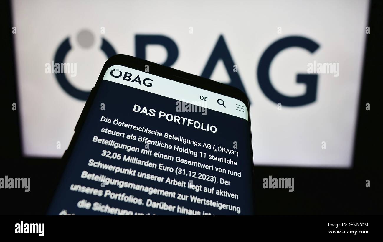 Stuttgart, Deutschland, 14 mars 2024 : Mobiltelefon mit website der Oesterreichischen Beteiligungs AG (OeBAG) vor dem logo. FOKUS oben links auf dem hand Banque D'Images
