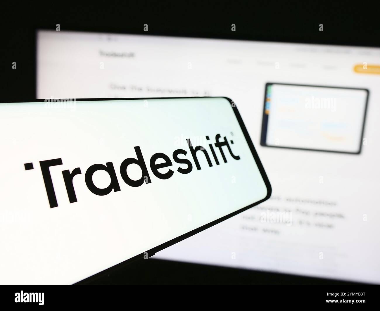 Stuttgart, Allemagne, 07-10-2024 : smartphone avec le logo de la société de réseau B2B américaine Tradeshift Holdings Inc en face du site. Concentrez-vous sur le centre-gauche Banque D'Images