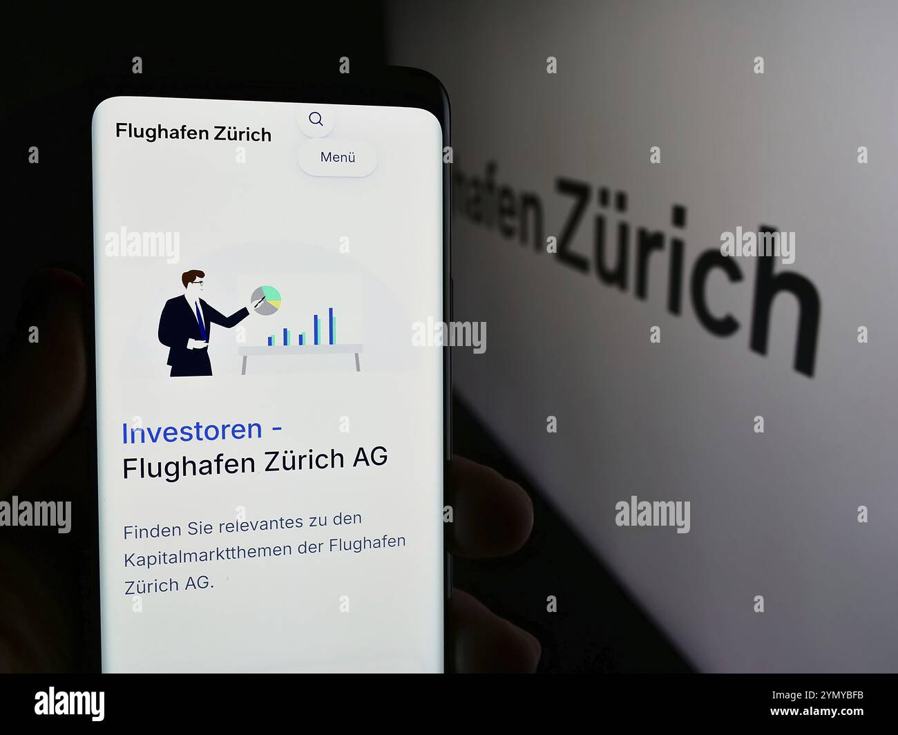 Stuttgart, Allemagne, 05-31-2024, personne tenant un téléphone portable avec la page web de l'opérateur aéroportuaire suisse Flughafen Zuerich AG (FZAG) avec le logo. Focus o o Banque D'Images