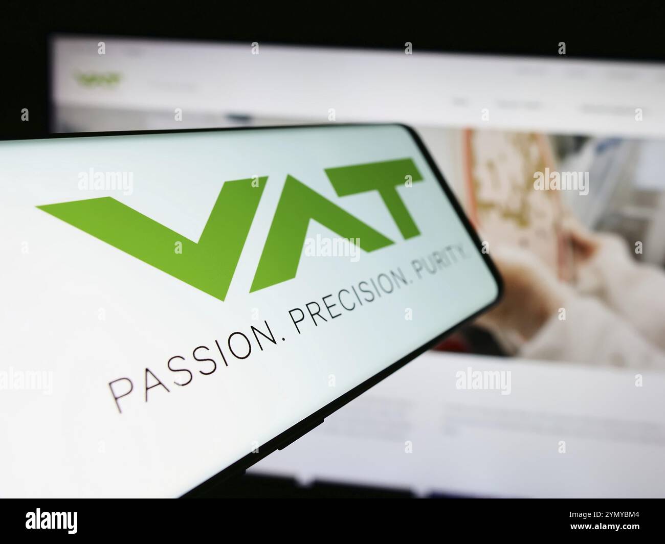 Stuttgart, Allemagne, 05-31-2024, téléphone portable avec logo de la société suisse de technologie du vide VAT Group AG devant le site Web de l'entreprise. Concentrez-vous sur Center-L. Banque D'Images