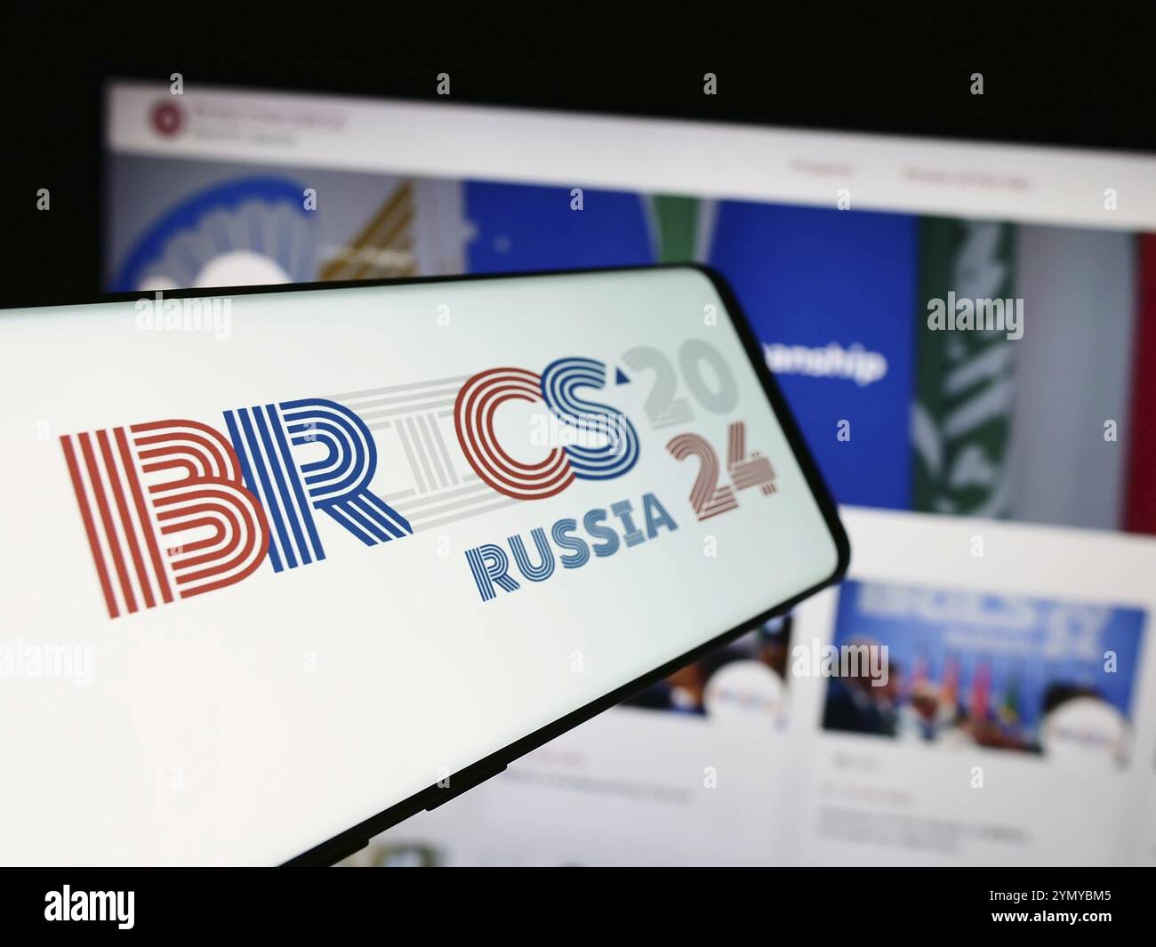 Stuttgart, Allemagne, 07-16-07 2024 : téléphone portable avec le logo du sommet BRICS 2024 en Russie en face du site. Concentrez-vous sur le centre-gauche de l'écran du téléphone, Euro Banque D'Images