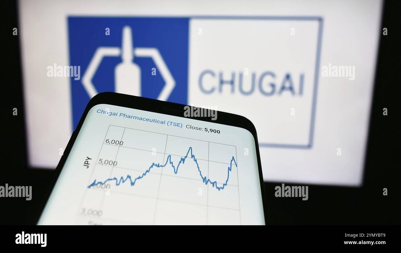 Stuttgart, Allemagne, 07-19-2024 : personne tenant un smartphone avec le logo de la société japonaise Chugai Pharmaceutical Co. Ltd en face du site Web. Concentrez-vous sur p. Banque D'Images