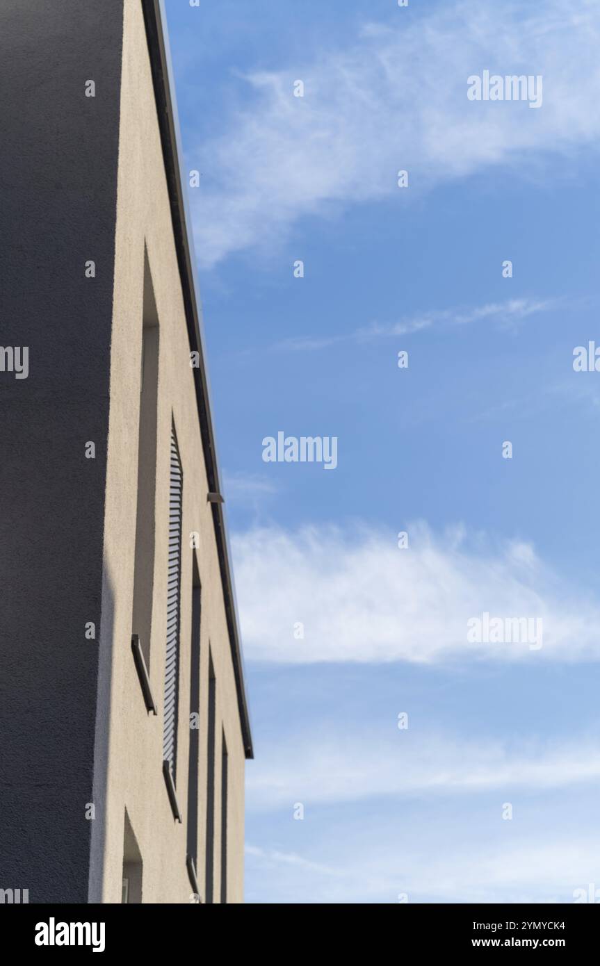 Façade d'un bâtiment moderne au soleil avec ciel bleu Banque D'Images