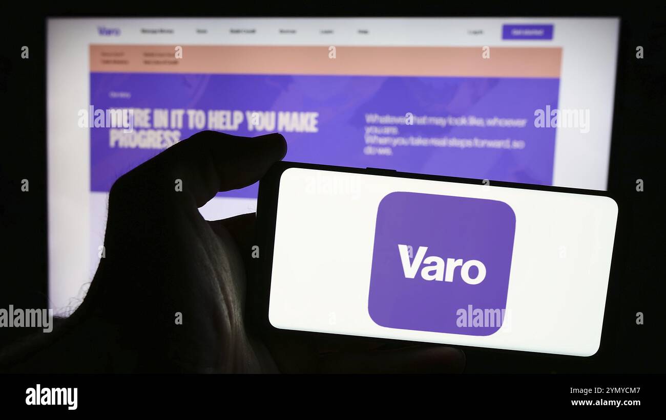 Stuttgart, Allemagne, 07-12-2013 2024 : personne tenant un smartphone avec le logo de la société américaine de services financiers Varo Bank N.A. devant le site. Concentrez-vous sur le phon Banque D'Images