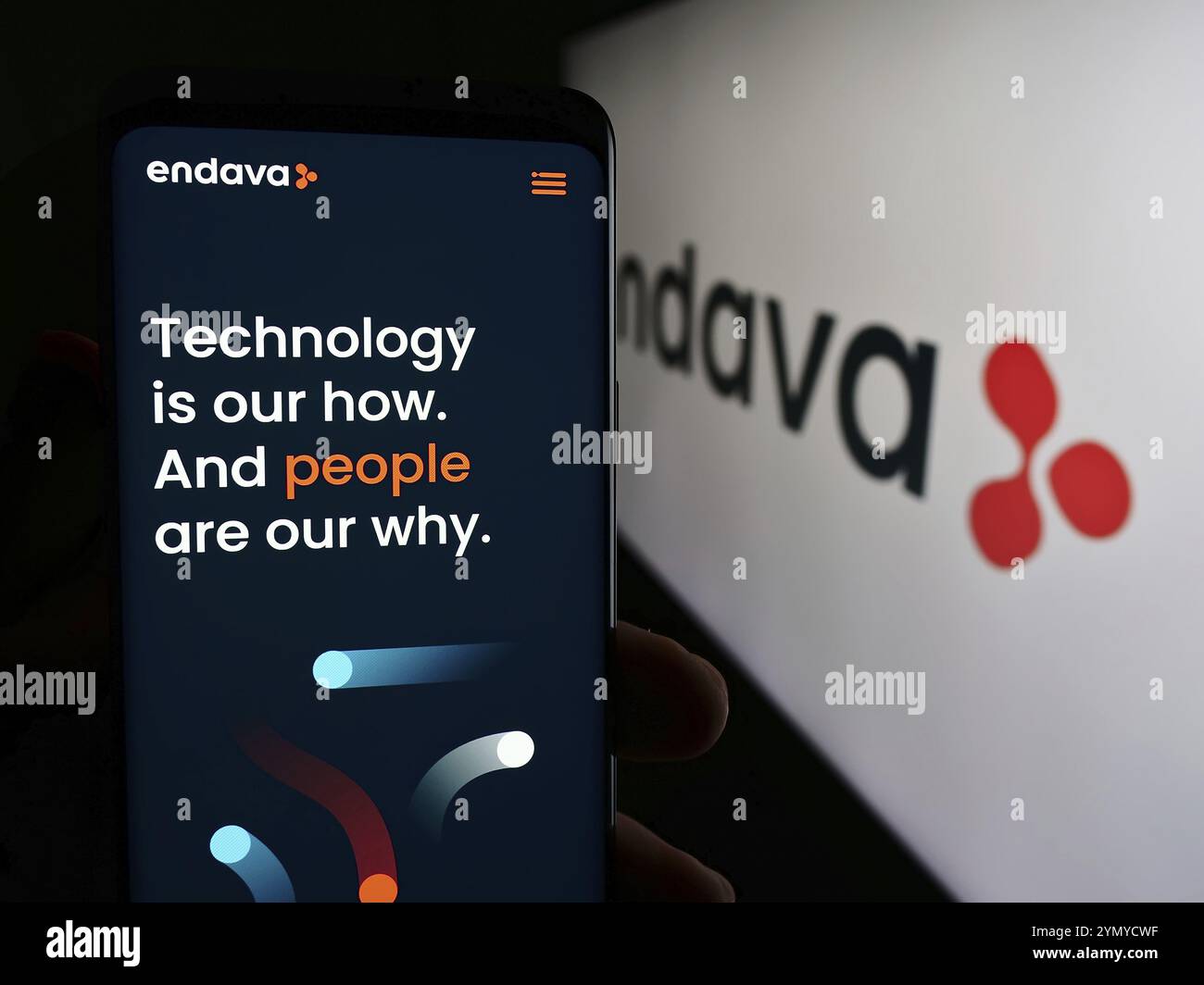 Stuttgart, Allemagne, 04-18-2024 : personne tenant un téléphone portable avec la page web de la société britannique de logiciels Endava plc devant le logo de l'entreprise. Concentrez-vous sur ce Banque D'Images