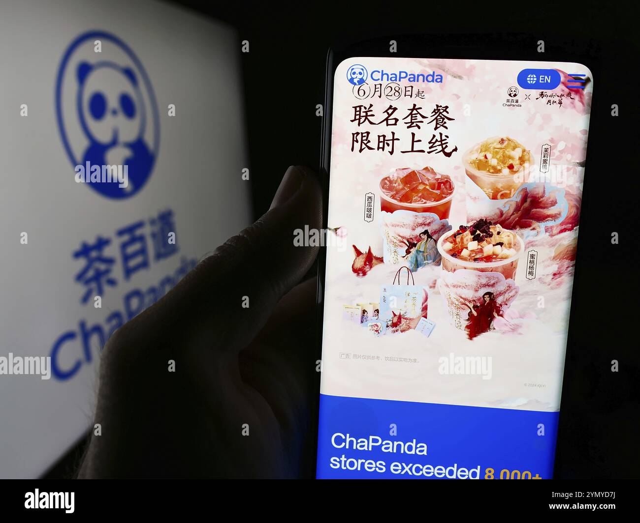 Stuttgart, Allemagne, 07-11-2024 : personne tenant un téléphone portable avec la page web de Chengdu Chabaidao Catering Management Co. Ltd. (ChaPanda) avec le logo. Concentrez-vous sur Banque D'Images