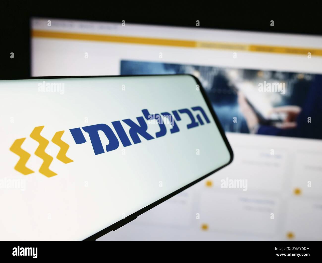 Stuttgart, Allemagne, 07-08-2024 : téléphone portable avec le logo de la société First International Bank of Israel Ltd (FIBI) devant le site Web de l'entreprise. Concentrez-vous sur l Banque D'Images