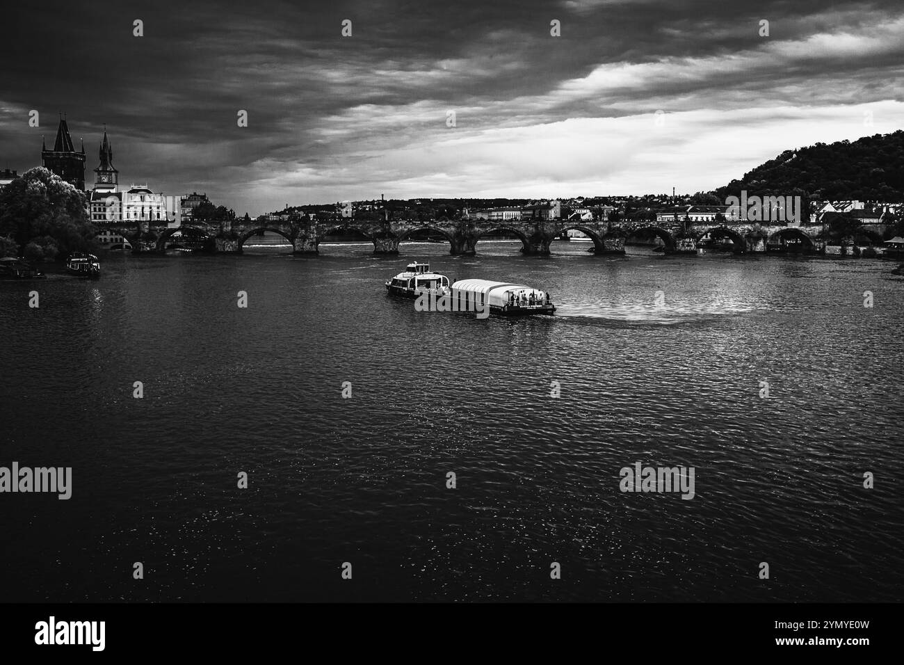 Vue emblématique sur le pont Charles et la rivière Vltava Banque D'Images