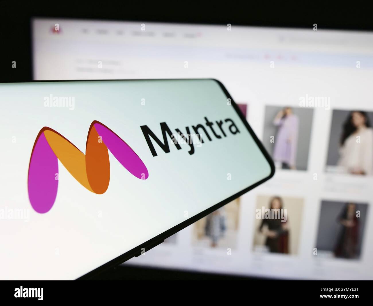 Stuttgart, Allemagne, 02-29-2024, téléphone portable avec le logo de la société indienne de commerce électronique Myntra Designs Pvt. Ltd devant le site Web de l'entreprise. Concentrez-vous sur ce Banque D'Images