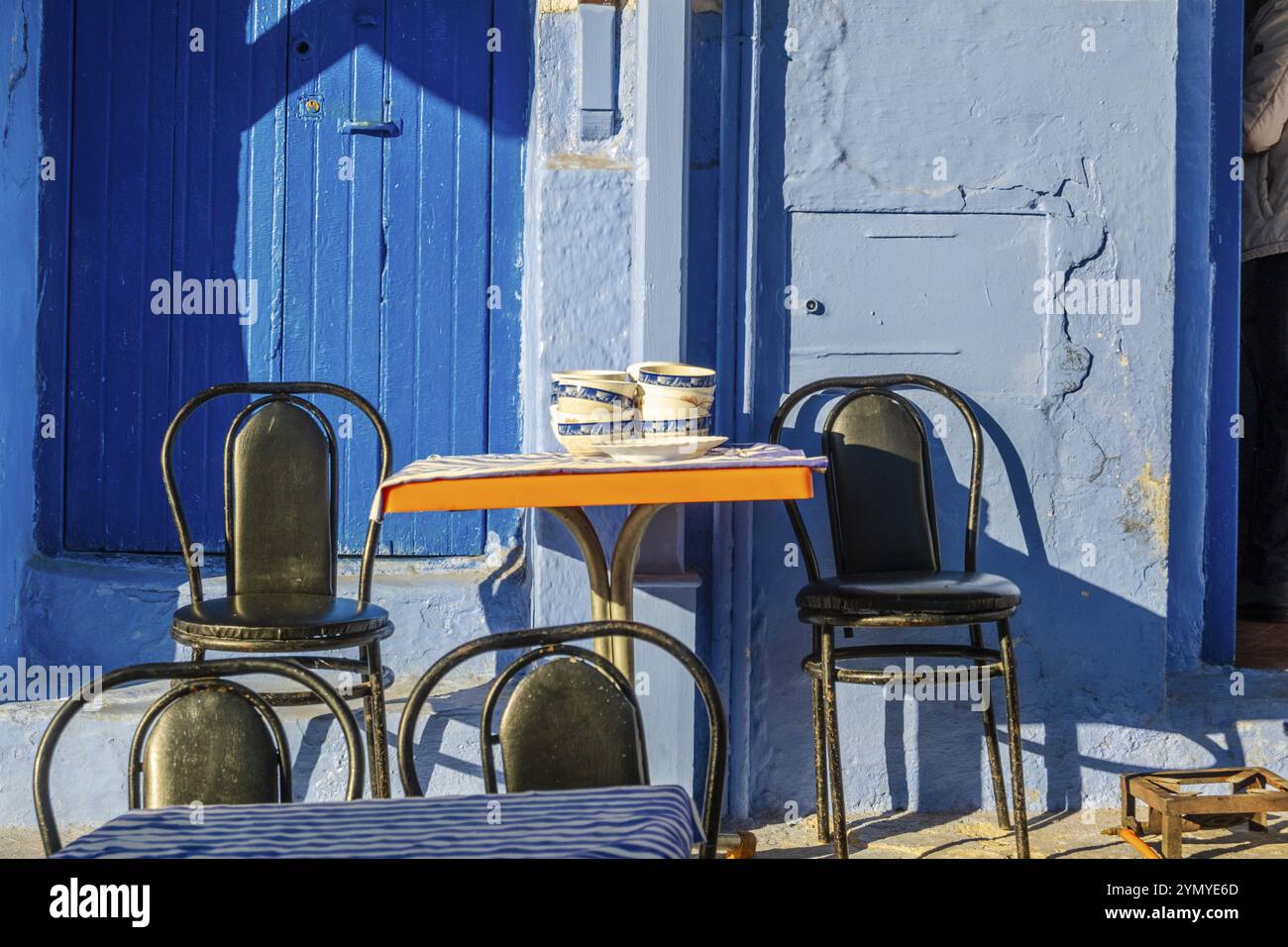 Tables et chaises à Chefchaouen, Maroc en Afrique du Nord Banque D'Images