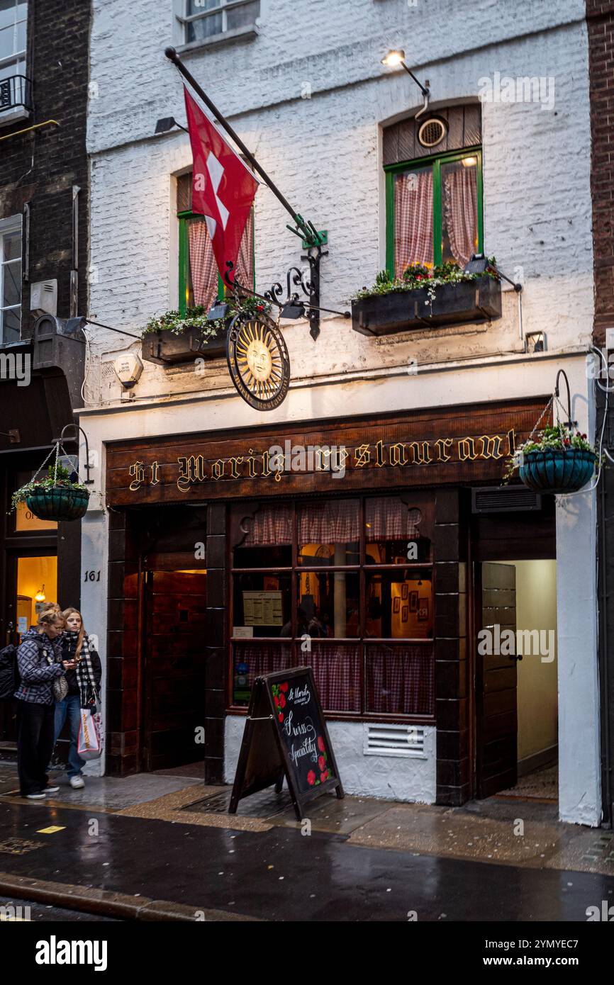 St Moritz Swiss Restaurant Soho London - le St Moritz Restaurant sur le Wardour St Soho a été créé en 1974 et est le plus ancien restaurant suisse de Londres. Banque D'Images