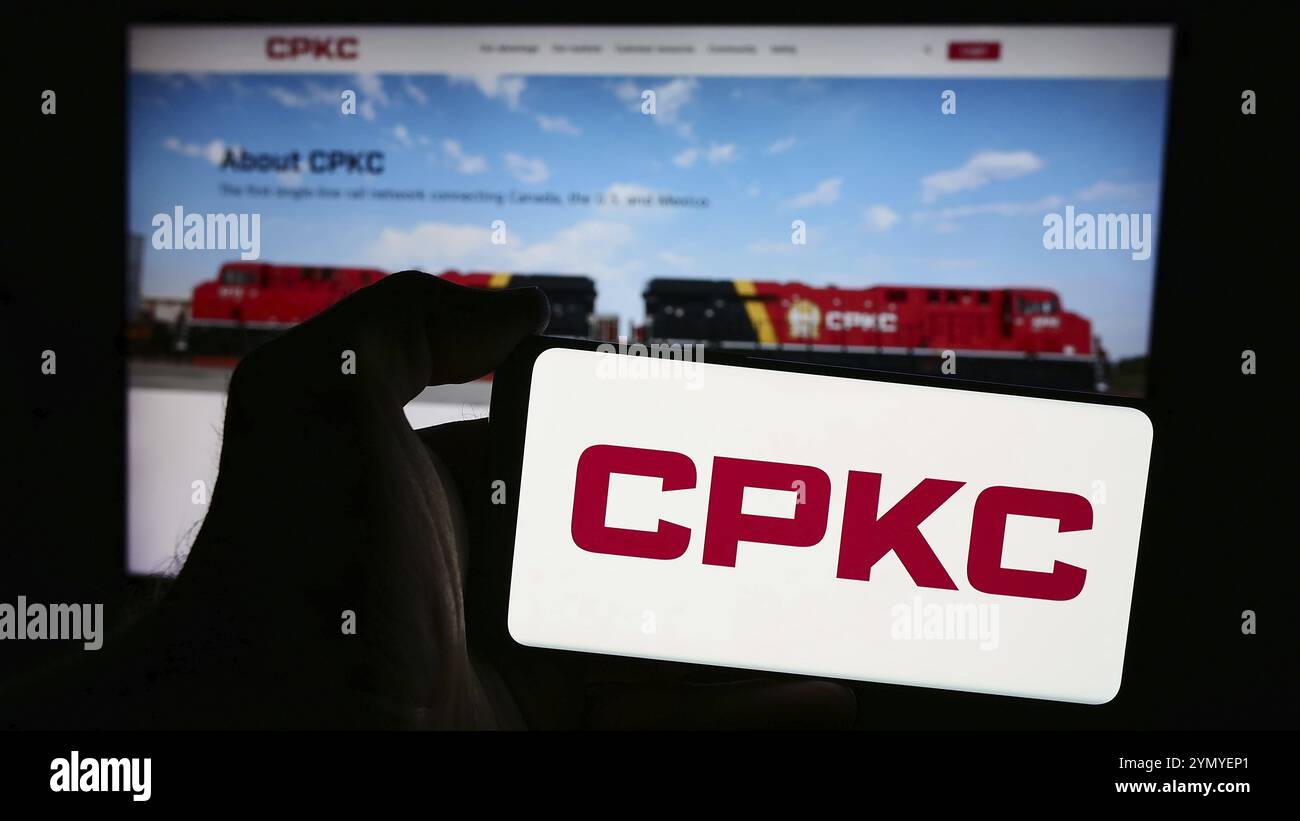 Stuttgart, Allemagne, 07-17-2024 : personne tenant un smartphone avec le logo de la compagnie ferroviaire Canadian Pacific Kansas City Limited (CPKC) devant le site Web Banque D'Images