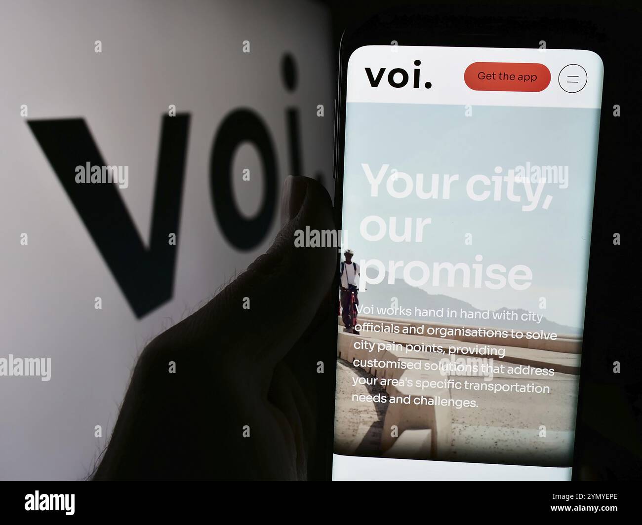 Stuttgart, Allemagne, 05-14-2024 : personne tenant un téléphone portable avec la page Web de la société suédoise de scooter électrique VOI Technology AB devant le logo. Concentrez-vous sur Banque D'Images