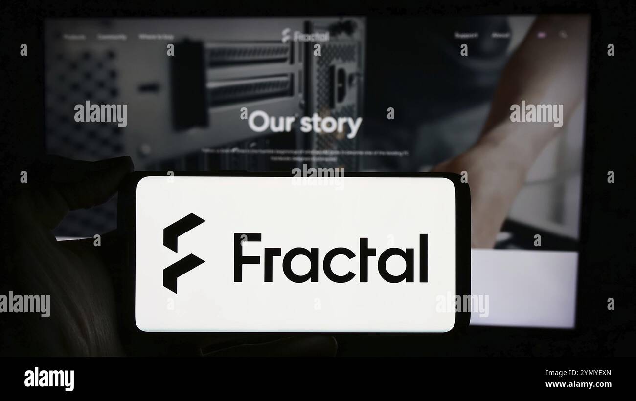 Stuttgart, Allemagne, 02-24-2024 : personne tenant un téléphone portable avec le logo de la société suédoise de conception de matériel informatique Fractal Gaming AB devant la page Web. Banque D'Images